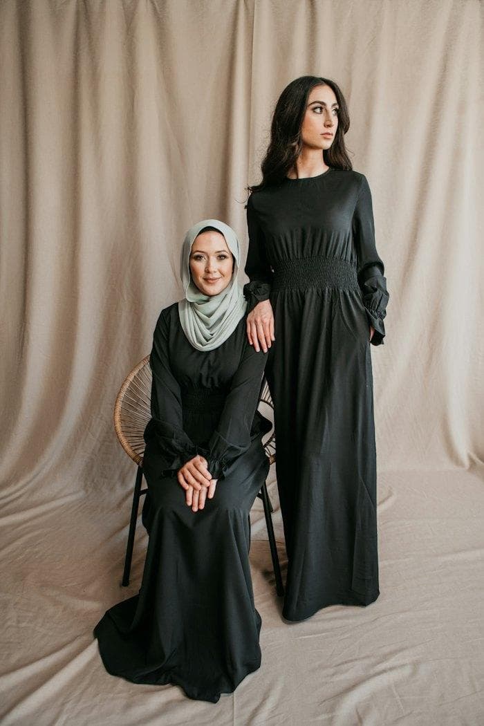 عباءة كلاسيكية بقصة مستقيمة — عباءات — أسود، رملي، زمردي — صورة 4