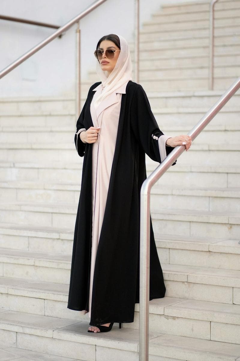 عباءة عملية بجيوب جانبية — عباءات — أسود، رملي، زمردي — صورة 3