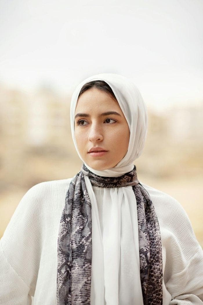 وشاح حرير طبيعي منقوش — أوشحة — أسود، رملي، زمردي