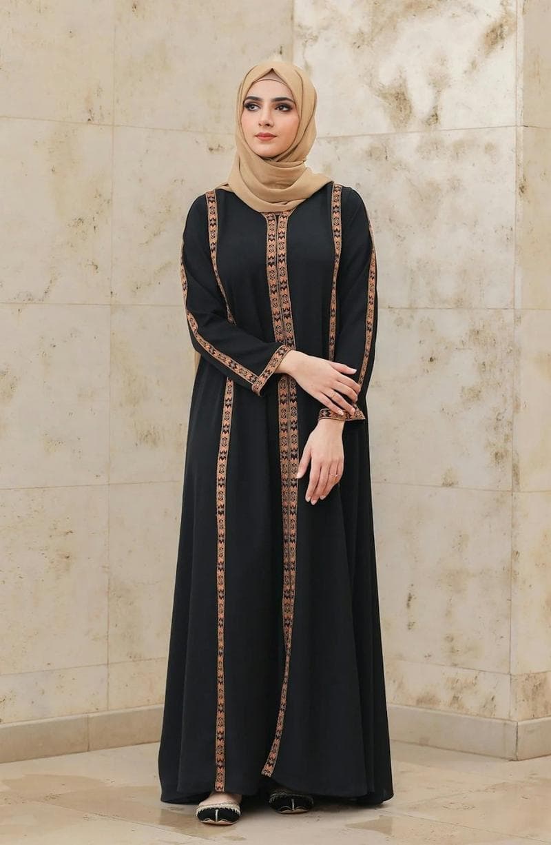عباءة مطرزة بحواف ذهبية — عباءات — أسود، رملي، زمردي