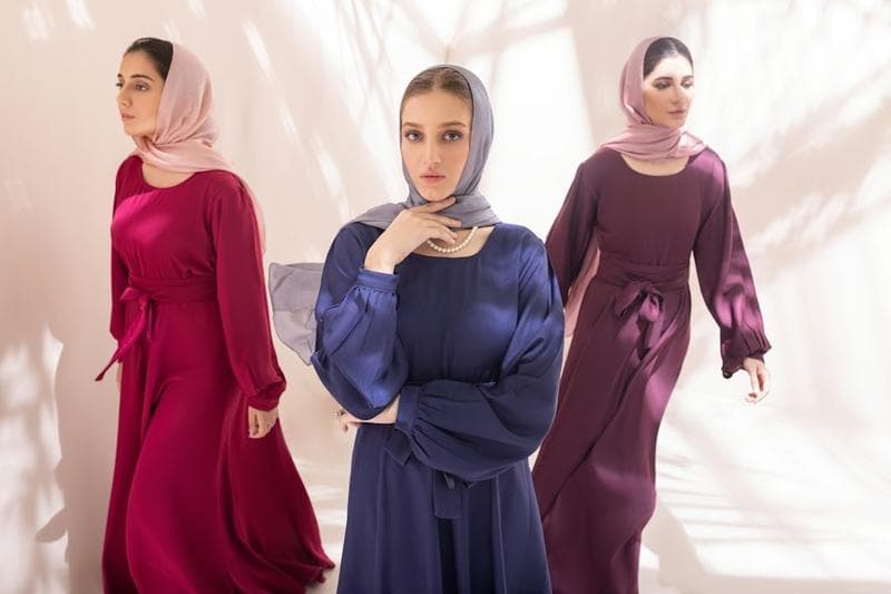 فستان سهرة مطرز بخيوط ذهبية — فساتين — أسود، رملي، زمردي — صورة 4